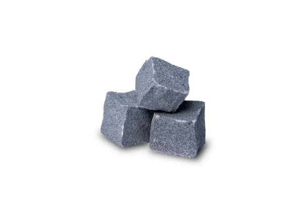 În lucrările de pavare cu piatră cubică a străzilor pentru trafic intens se folosește marimea 10x10x10 cm pentru o rezistență la greutăți excesive. Dacă pe străzi avem nevoie de o piatră cu marimi de 10 cm, în curți este suficient să pavăm cu piatră cubică de 8x8x8 cm, iar la trotuare putem folosi mărimea de 10x10x5 cm sau 5x5x5 cm ambele fiind utile pentru traficul pietonal. Andezitul mai este preferat și pentru diversitatea de culori și structuri în care se găsește, astfel dă o nouă înfățișare spațiului unde este folosit.